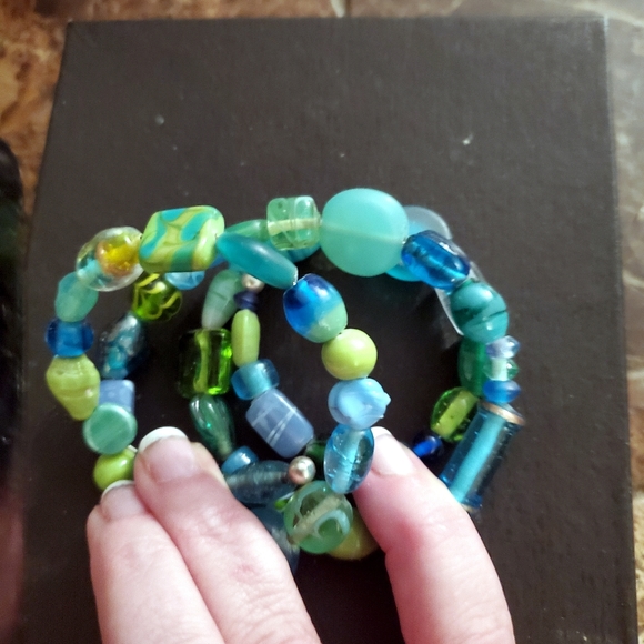 Green Blue Silver Wrap around glass bead stretch bracelet - Picture 2 of 3